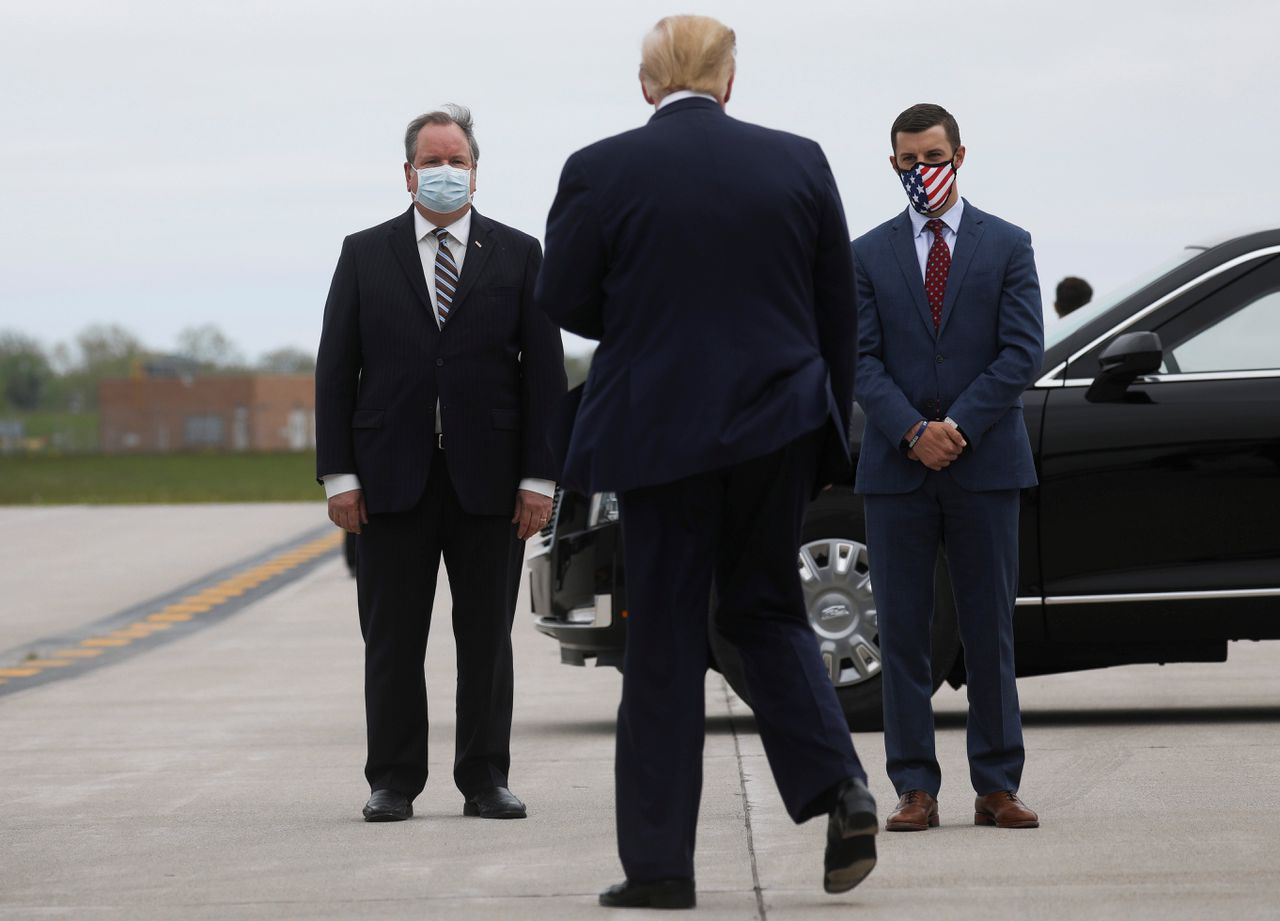 President Trump wordt donderdag begroet door politici uit Michigan bij zijn aankomst op de luchthaven van Detroit.