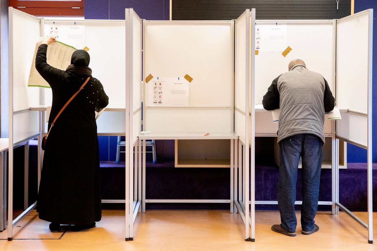 Kiezers brengen in de Utrechtse wijk Kanaleneiland hun stem uit via het oude stembiljet voor de Provinciale Statenverkiezingen van 2019.
