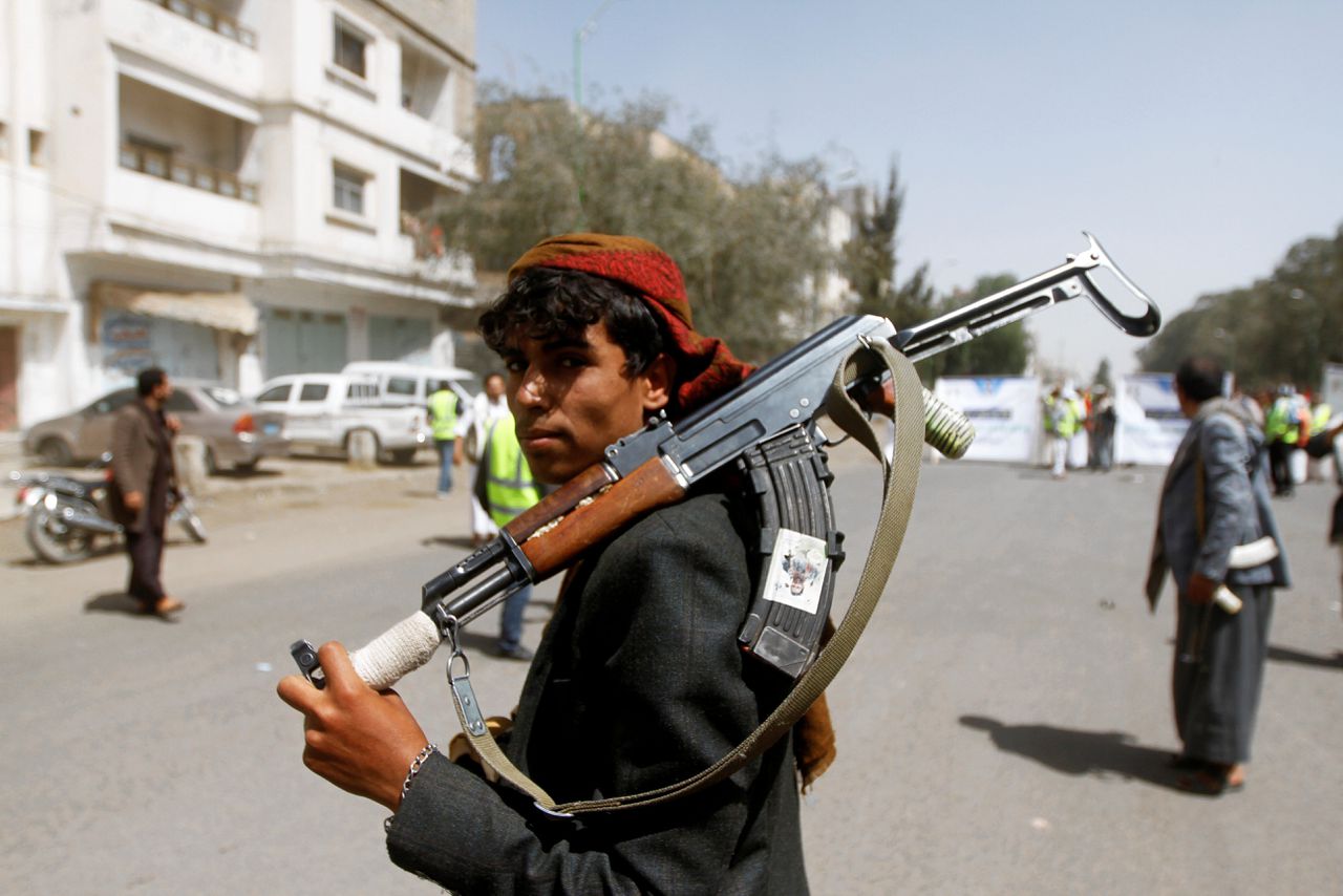 Een Houthi in Sanaa.