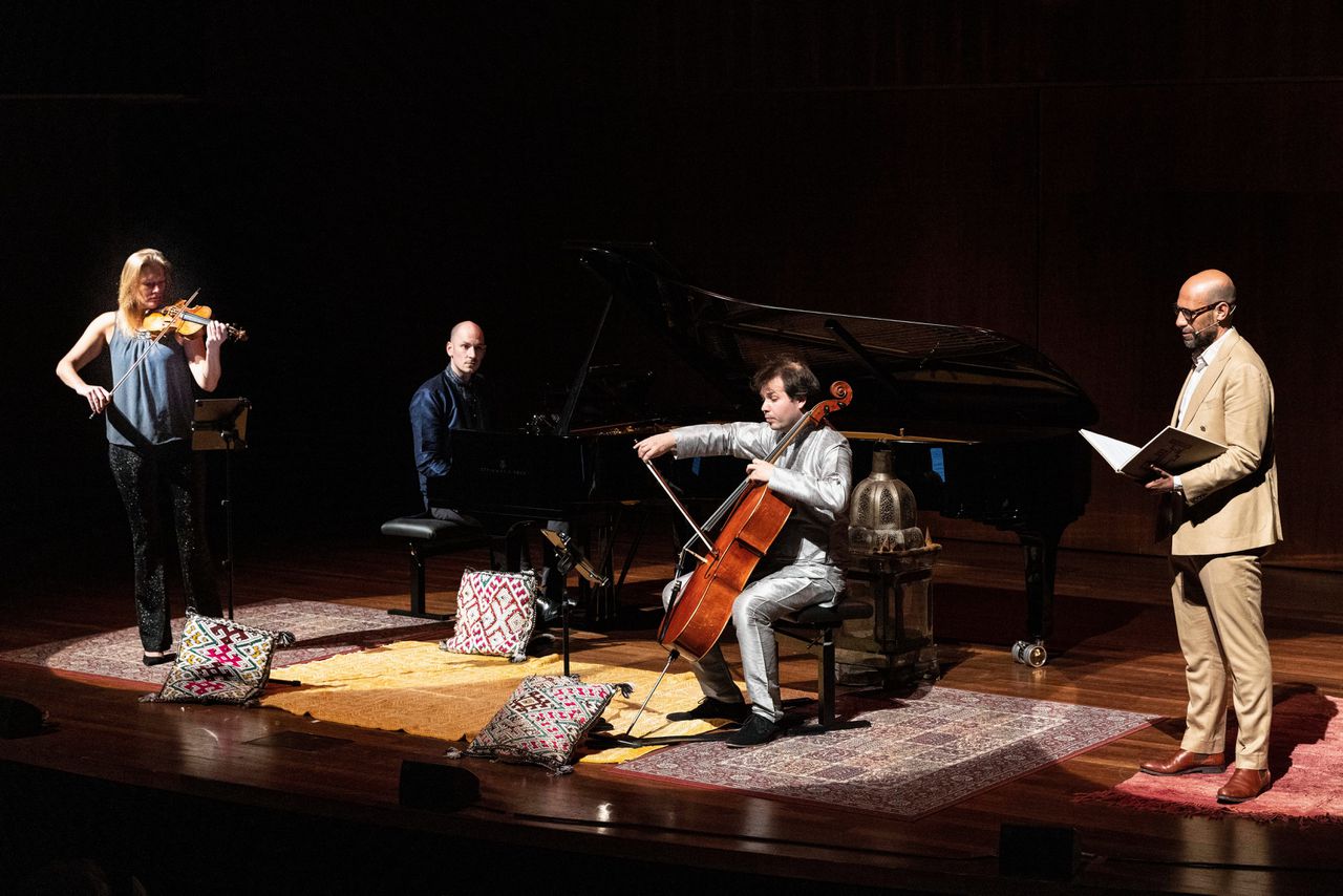 Violist Myrthe Helder, pianist Caspar Vos, cellist Leonard Besseling en verteller Abdelkader Benali in de voorstelling ‘Een nacht met Sjahrazade’.
