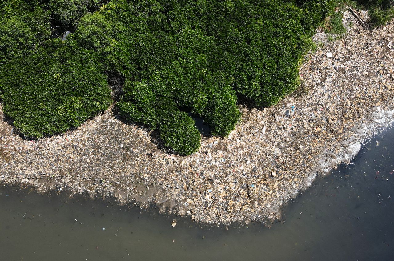 Al tien jaar worstelen wetenschappers met de vraag hoeveel plastic ieder jaar de oceanen instroomt. Nu is er een verlossend antwoord 