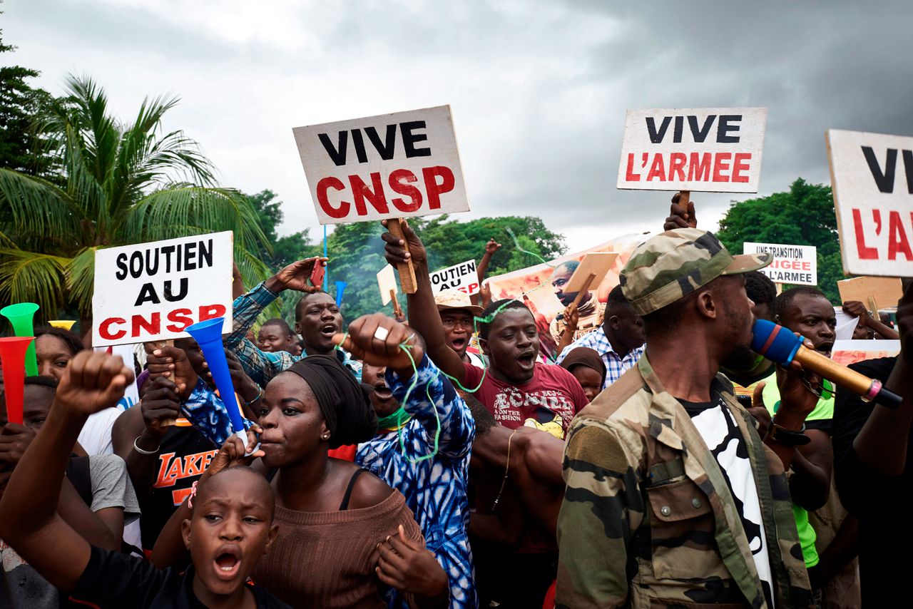 Malinezen protesteren tijdens onderhandelingen over een overgangsregering.