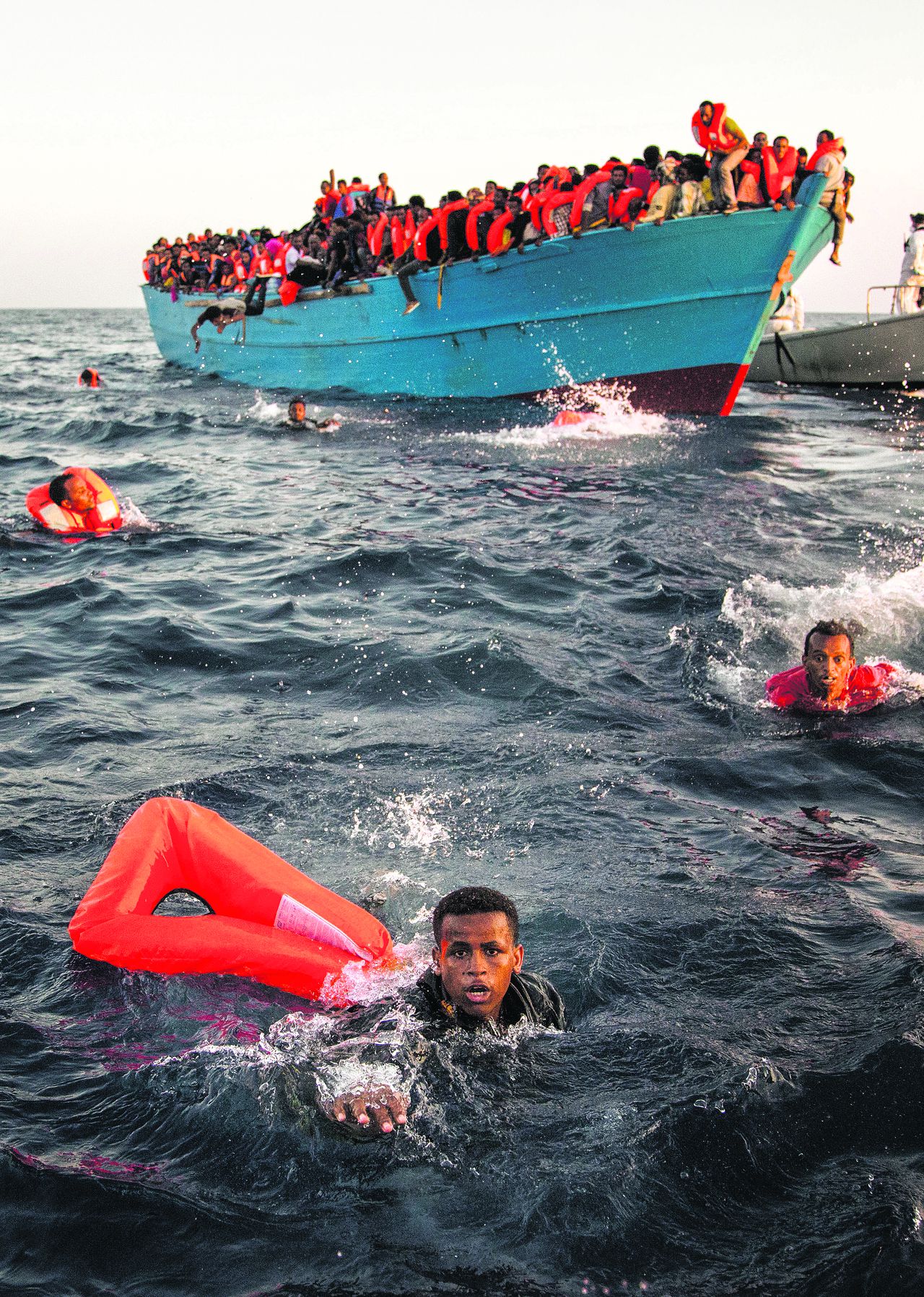 Eritreese migranten springen overboord, op weg naar een reddingsschip van de NGO Proactiva Open Arms