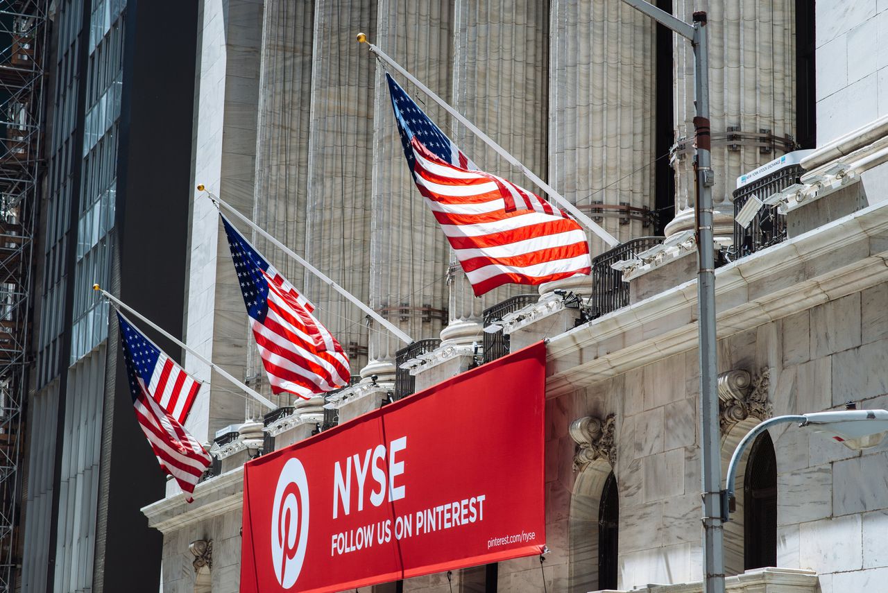 Een banner van Pinterest op het gebouw van de New York Stock Exchange.