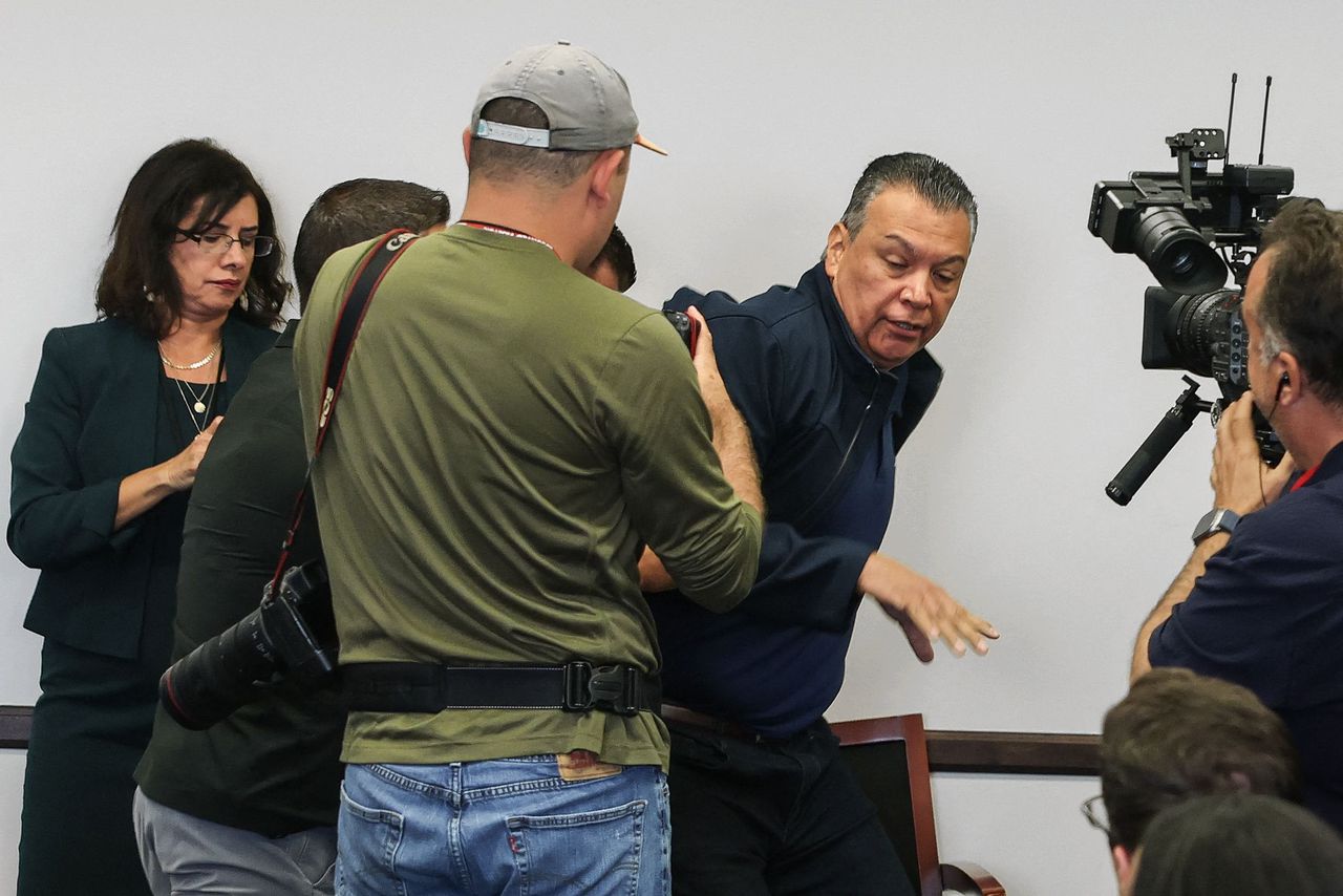 After the brief arrest of a senator, a different explanation followed from both political camps