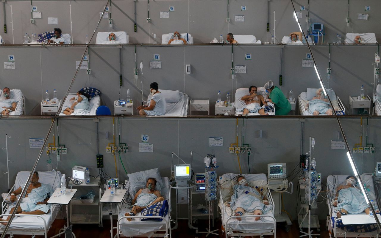 Coronapatiënten in Santo Andre worden opgevangen in een geïmproviseerd veldhospitaal, dat is opgezet in een sportcentrum.