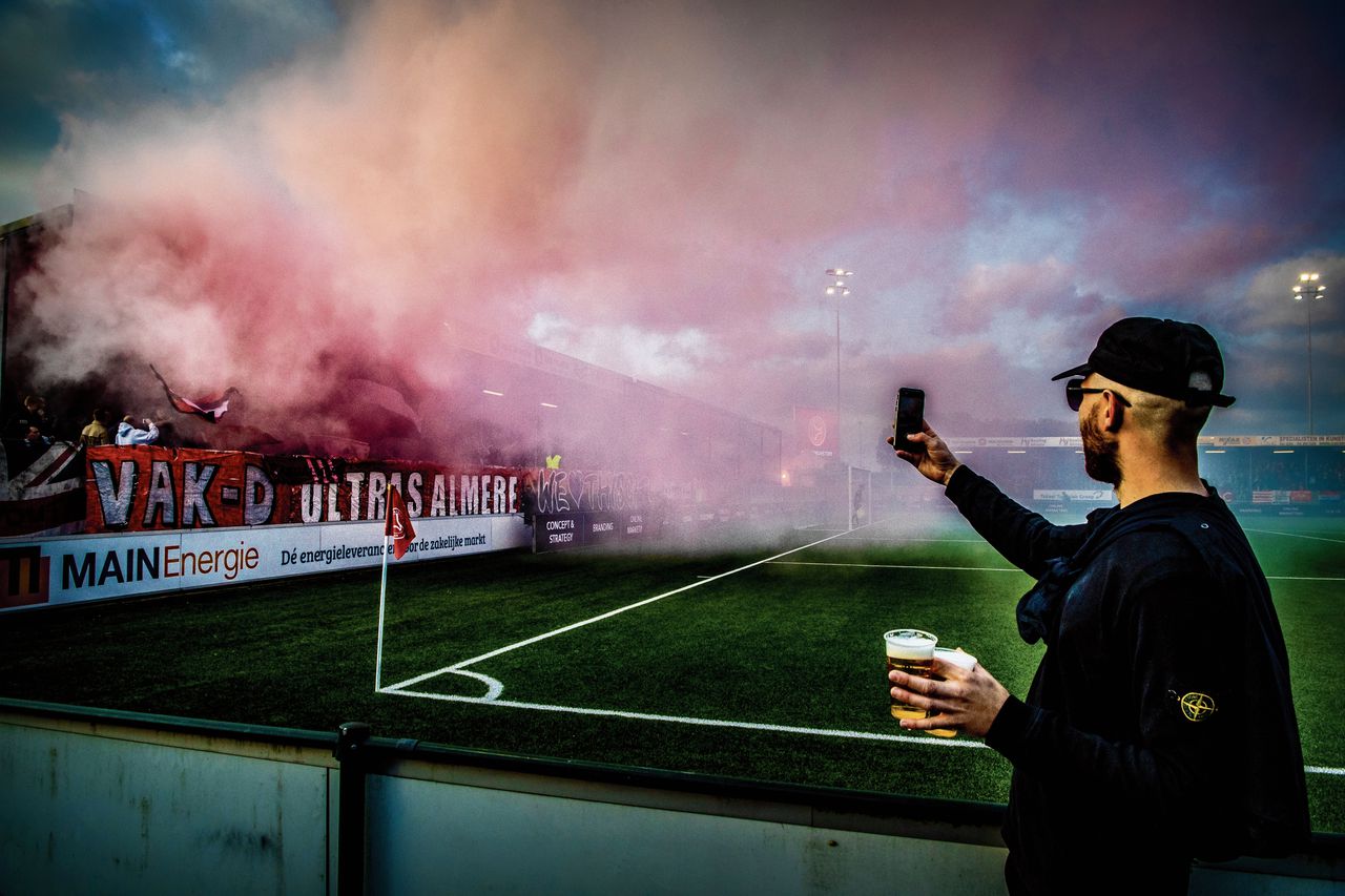 Supporters van Almere City FC genoten afgelopen donderdag van het eerste promotieduel tegen De Graafschap. Zondag is de return in Doetinchem om een plek in de eredivisie.