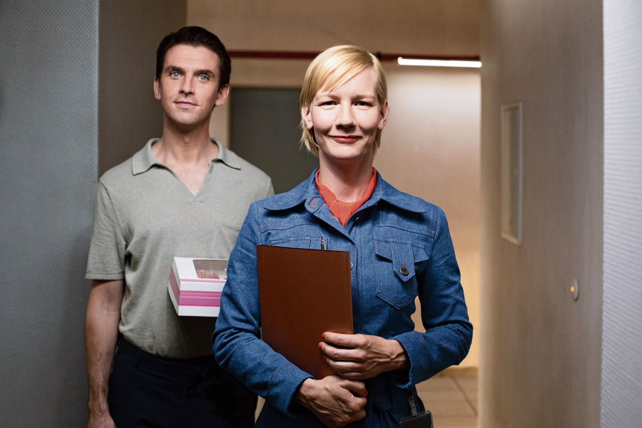 Androïde Tom (Dan Stevens) met de medewerker van de androïdenfabriek (Sandra Hüller) in ‘Ich bin dein Mensch’.