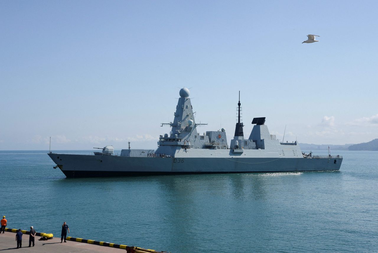De HMS Defender komt aan in de haven van Batoemi, Georgië in de Zwarte Zee.