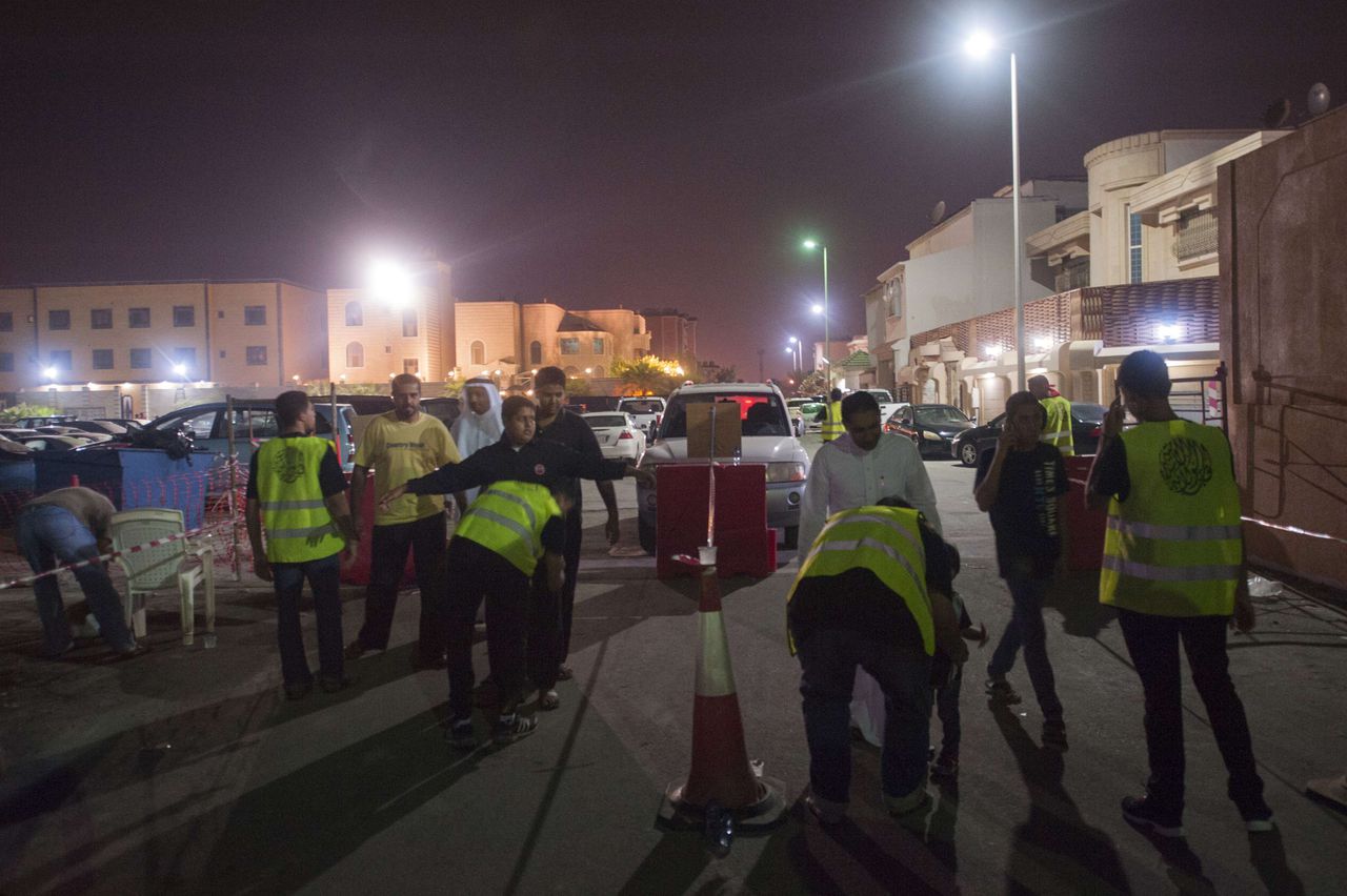 Saoedi-Arabië was tijdens asjoera op zijn hoede. Beveiligers fouilleren gelovigen in de stad Qatif.
