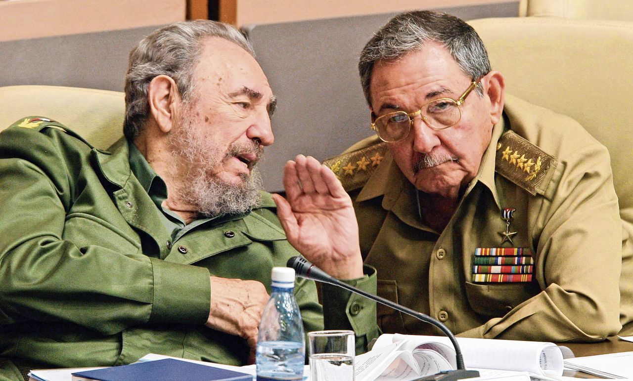 Een foto van Fidel (l) en Raúl Castro uit december 2003.