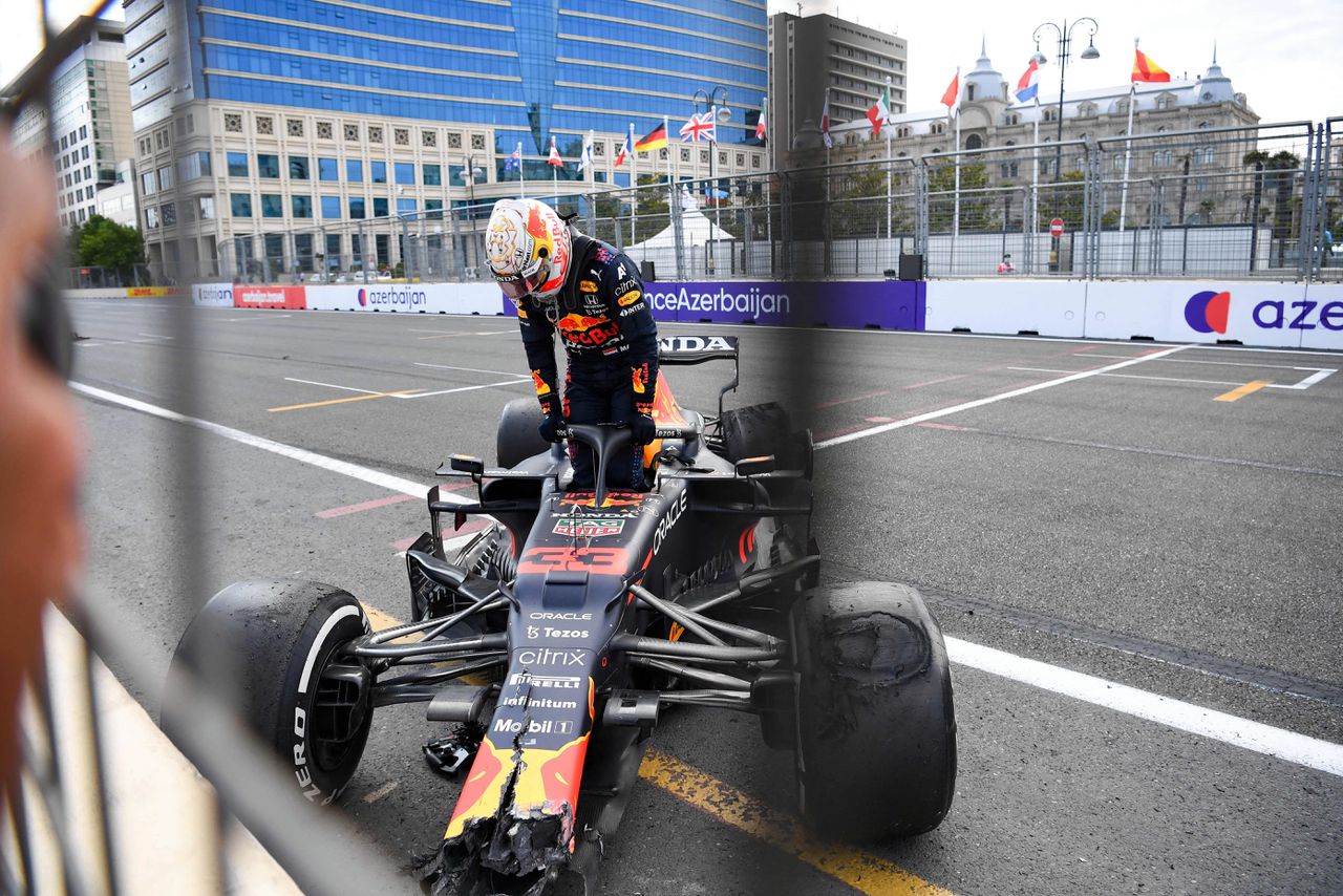 Vijf rondes voor het einde kreeg de Red Bull van Verstappen een klapband, terwijl hij op hoge snelheid op het rechte stuk reed. Zijn wagen belandde daardoor in de muur.