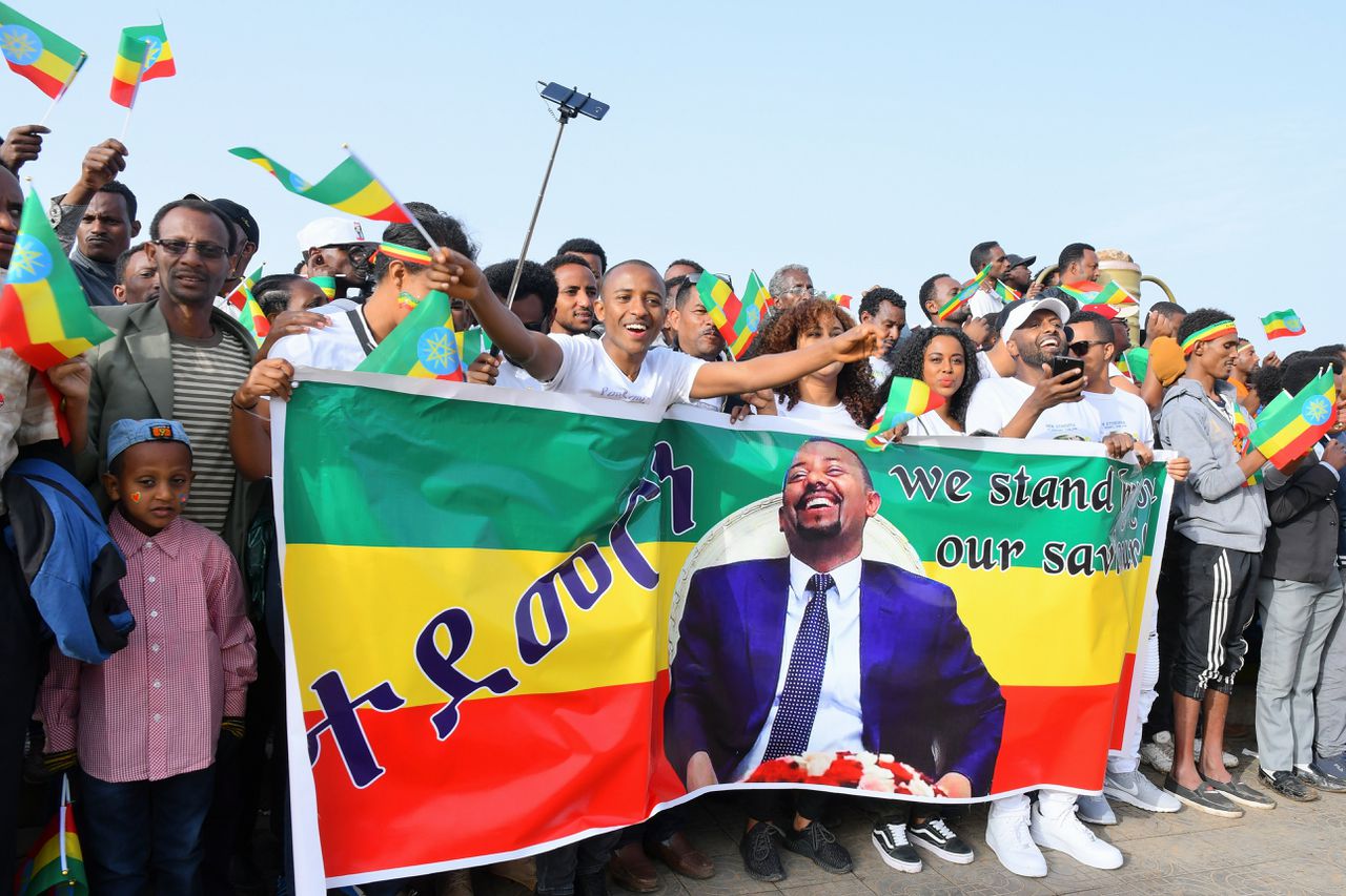 Aanhangers van Abiy Ahmed in juni. Honderdduizenden van hen waren spontaan naar het centrale Meskelplein van Addis Abeba getrokken om hem te horen spreken, toen er een granaat ontplofte bij het spreekgestoelte. Het laat zien dat de gemoederen in Ethiopië nog lang niet zijn bedaard.