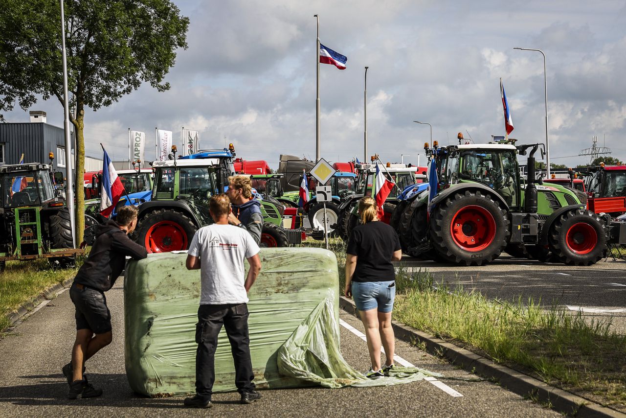 De boerenprotesten bij het distributiecentrum in Zwolle.