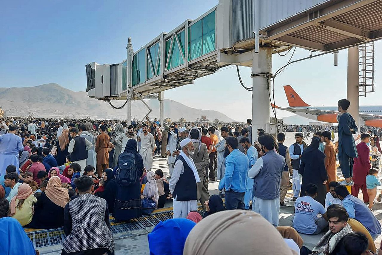 Chaos op de luchthaven van Kabul, maandagochtend.