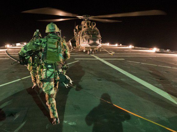 Een Cougar helikopter op het marineschip Zr.Ms. Johan de Witt bij Oman. Nederlandse mariniers patrouilleren in het gebied rond Somalië in het kader van antipiraterijmissie Atalanta.