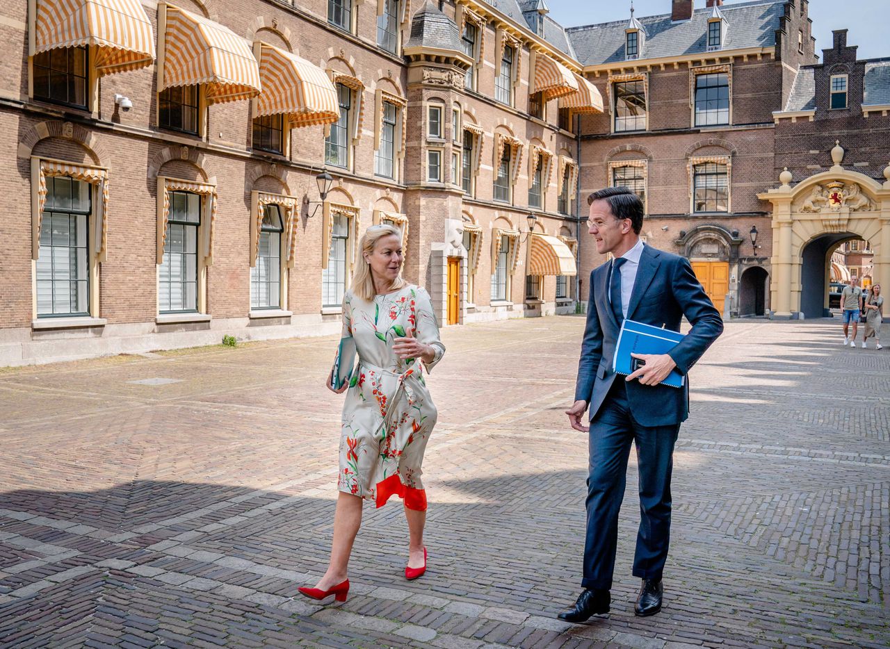 Sigrid Kaag (D66) en Mark Rutte (VVD) voorafgaand aan hun gesprek met Mariëtte Hamer.