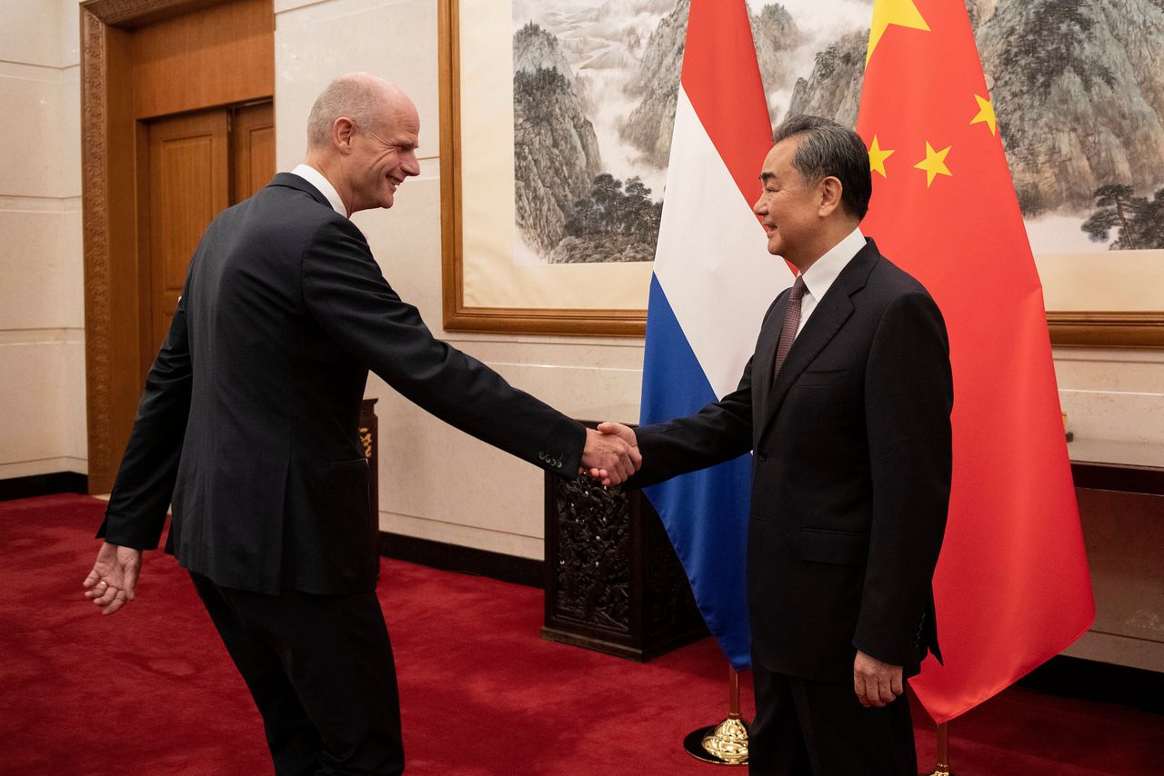 Minister Stef Blok (Buitenlandse Zaken), in juni op bezoek bij zijn collega in Beijing, Wang Yi