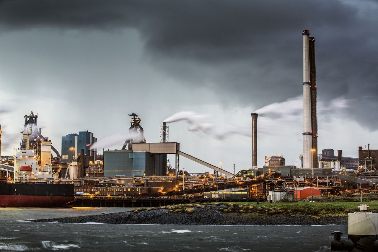 Tata Steel IJmuiden produceert jaarlijks ruim 7 miljoen ton staal. Bij de huidige prijzen op de wereldmarkt levert die productie volgens Tata te weinig op.