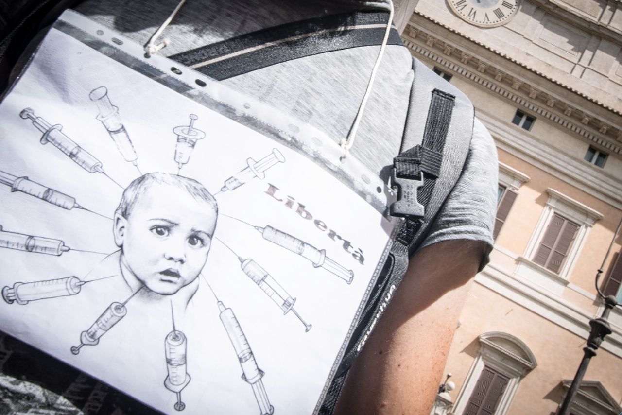 Anti-vaccindemonstranten protesteerden eind juli in Rome tegen een wet die sommige vaccinaties verplicht stelt voor kinderen die naar school moeten.
