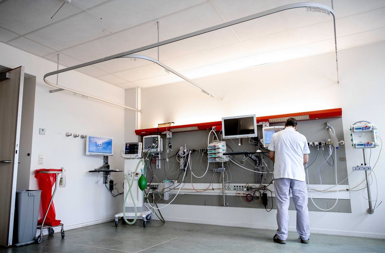 Extra IC-kamer in het Tergooi-ziekenhuis, regio Gooi en Vechtstreek. Ziekenhuizen proberen 1.250 extra IC-bedden te creëren.