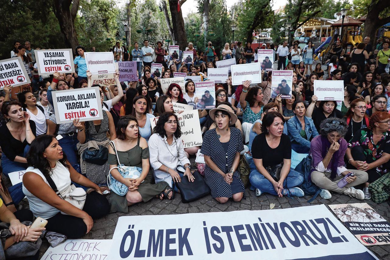 Vrouwen protesteren eerder deze maand in Ankara tegen eerwraak en huiselijk geweld. „Wij willen leven”, aldus een bord.