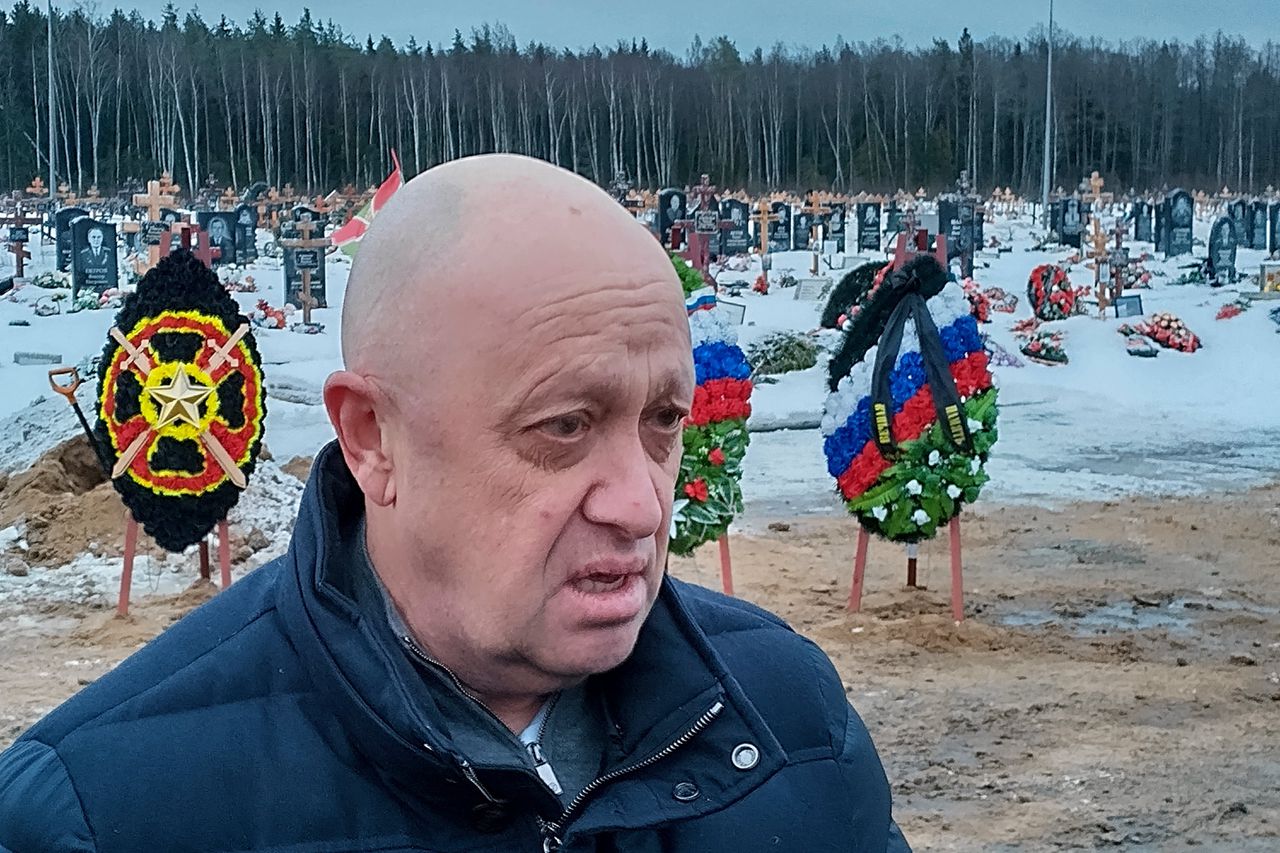Jevgeni Prigozjin bij de begrafenis van een in Oekraïne gesneuveld lid van zijn Wagner-groep, december 2022.