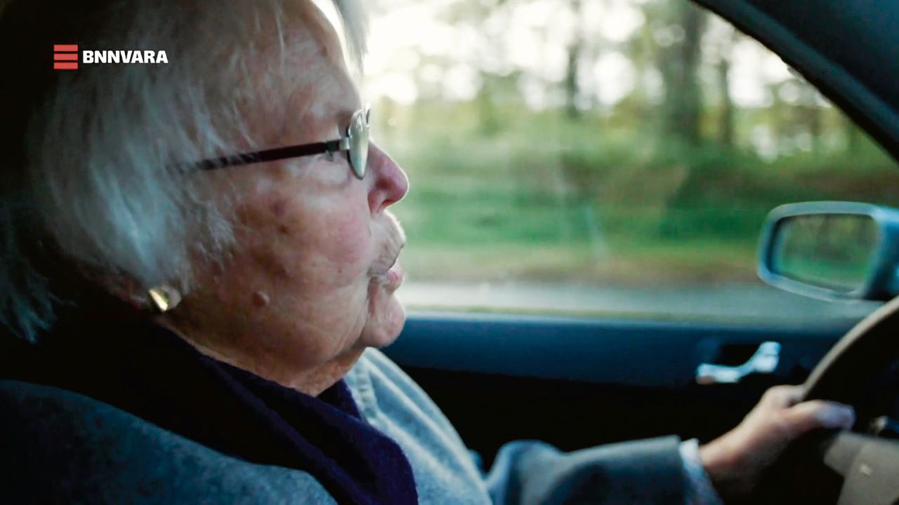 Mevrouw Moll (91) rijdt nog best in 'Zembla: Ouderen achter het stuur' (BNNVARA)