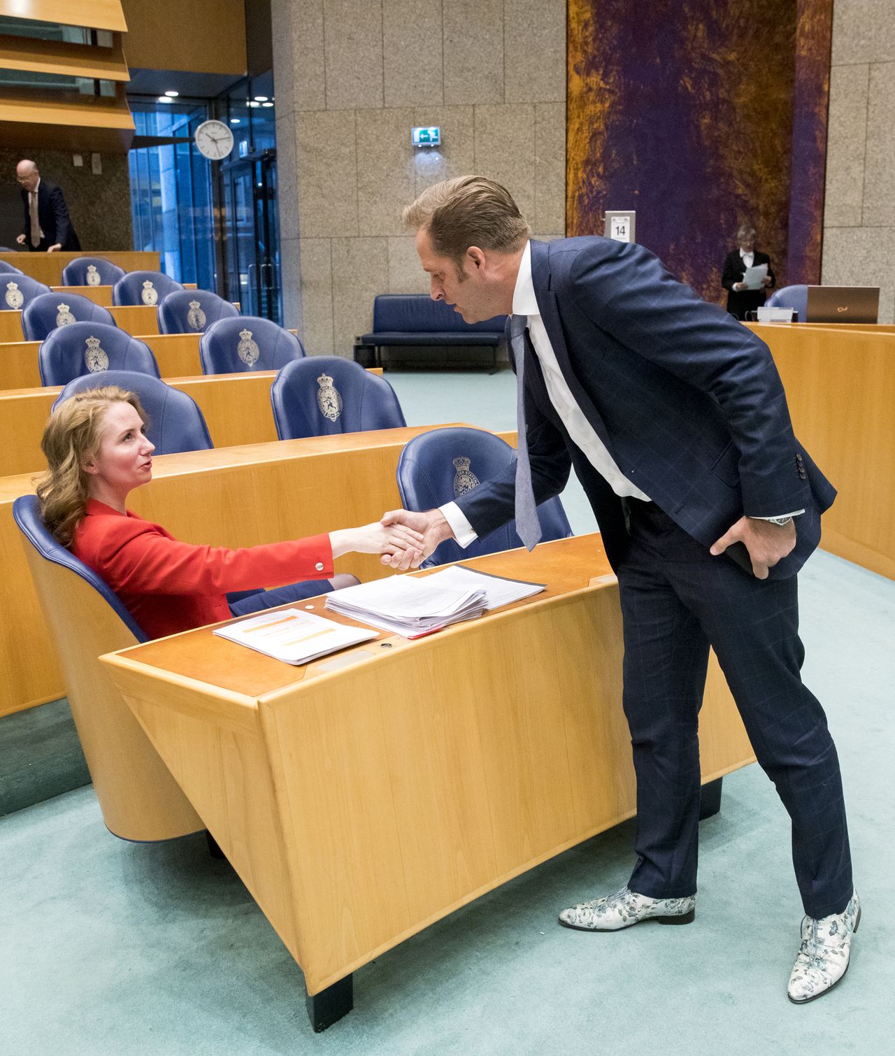 Minister Hugo de Jonge van Volksgezondheid, Welzijn en Sport (CDA) (R) begroet Fleur Agema (PVV) voor afgaand aan de voortzetting debat begroting Volksgezondheid, Welzijn en Sport.