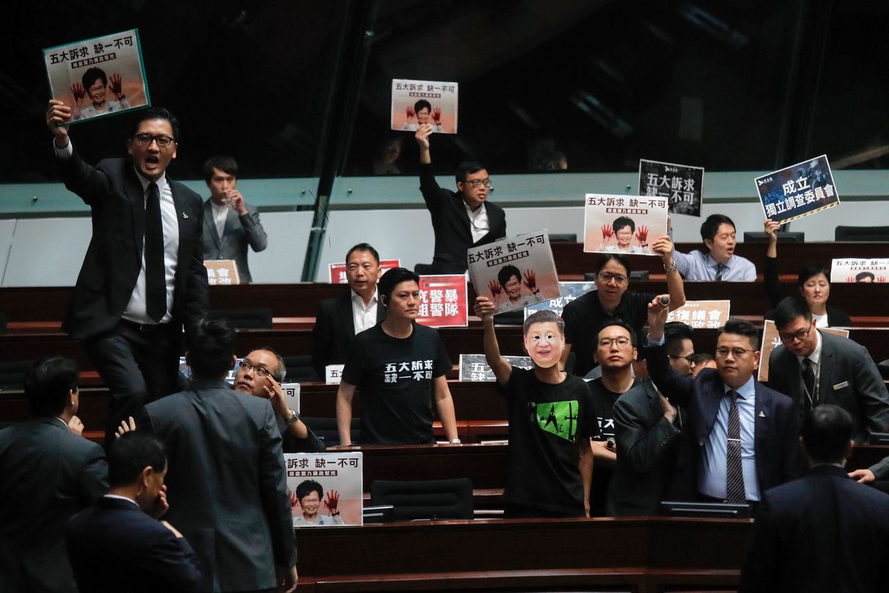 Parlementariërs verstoren de toespraak van Carrie Lam, de hoogste bestuurder van Hongkong. Na twee onderbrekingen maakte ze de speech via videoverbinding af.