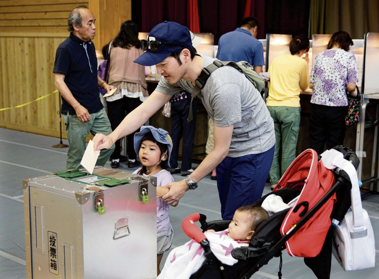 Japanse premier Abe afgestraft bij regionale verkiezingen Tokio 