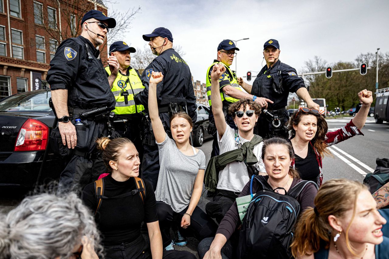 Politie krijgt meer greep op blokkade acties klimaatactivisten rond snelwegen 