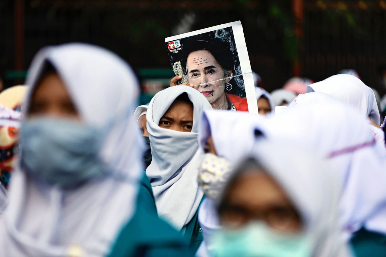 Studenten protesteren in de Indonesische hoofdstad Jakarta tegen de behandeling van Rohingya in Birma.