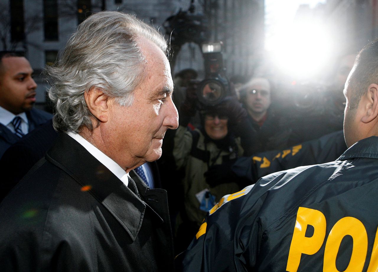 Bernie Madoff bij het verlaten van de rechtbank in januari 2009. In juni van dat jaar werd hij veroordeeld tot 150 jaar cel.