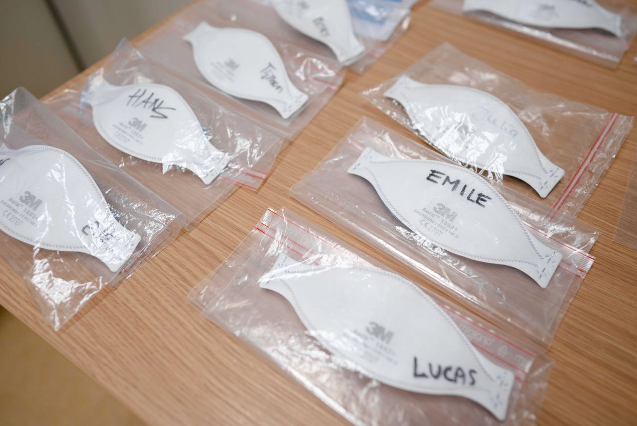 Nieuwe mondkapjes op de speciale Covid-IC afdeling in het Leids Universitair Medisch Centrum (LUMC).