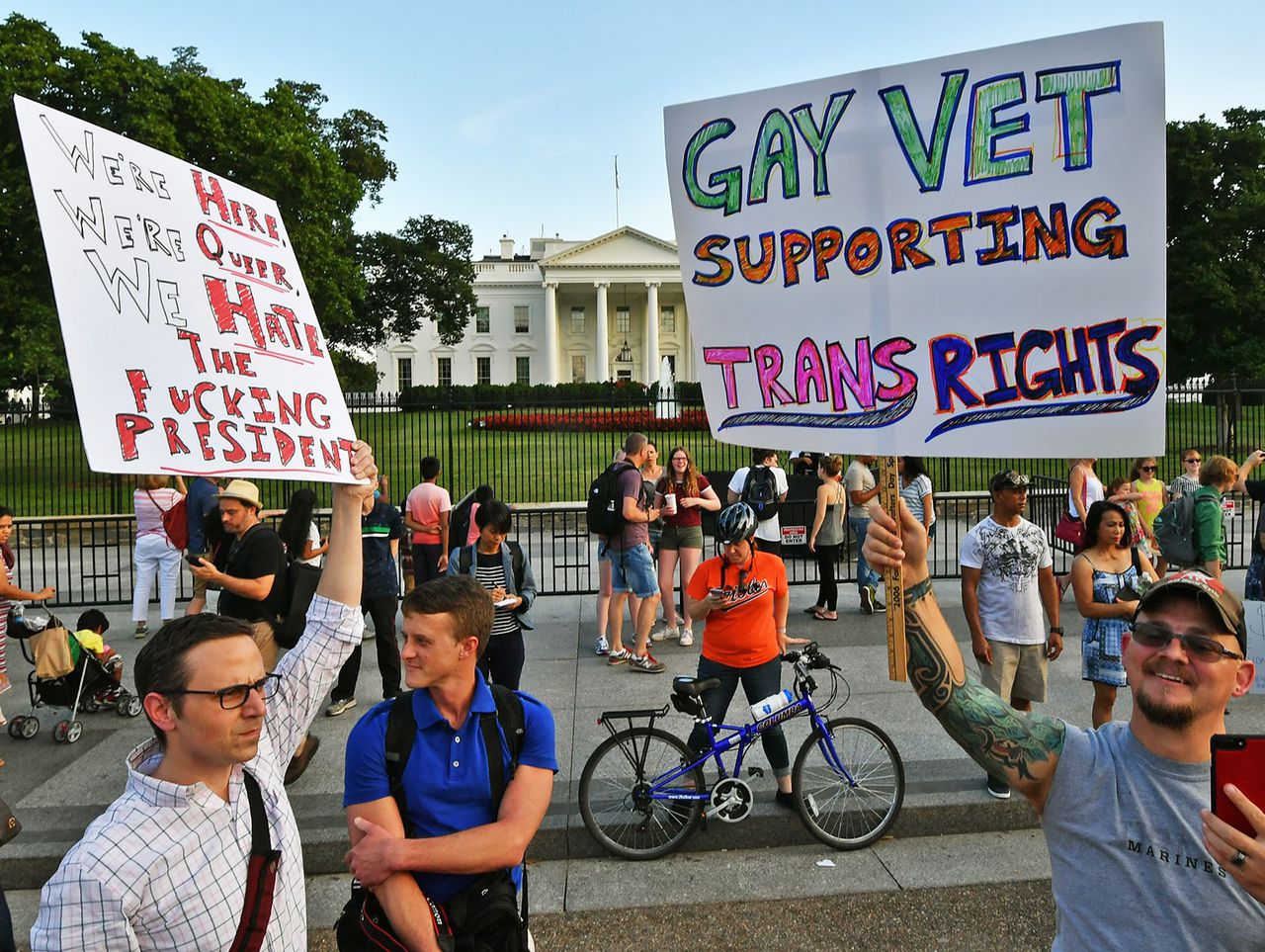 Demonstranten protesteren voor het Witte Huis nadat Trump bekendmaakte transgenders te willen weren