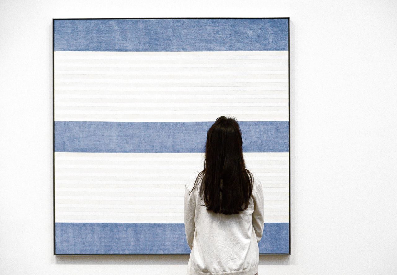 Kijken naar een ongetiteld schilderij van Agnes Martin in de Tate Modern in Londen.