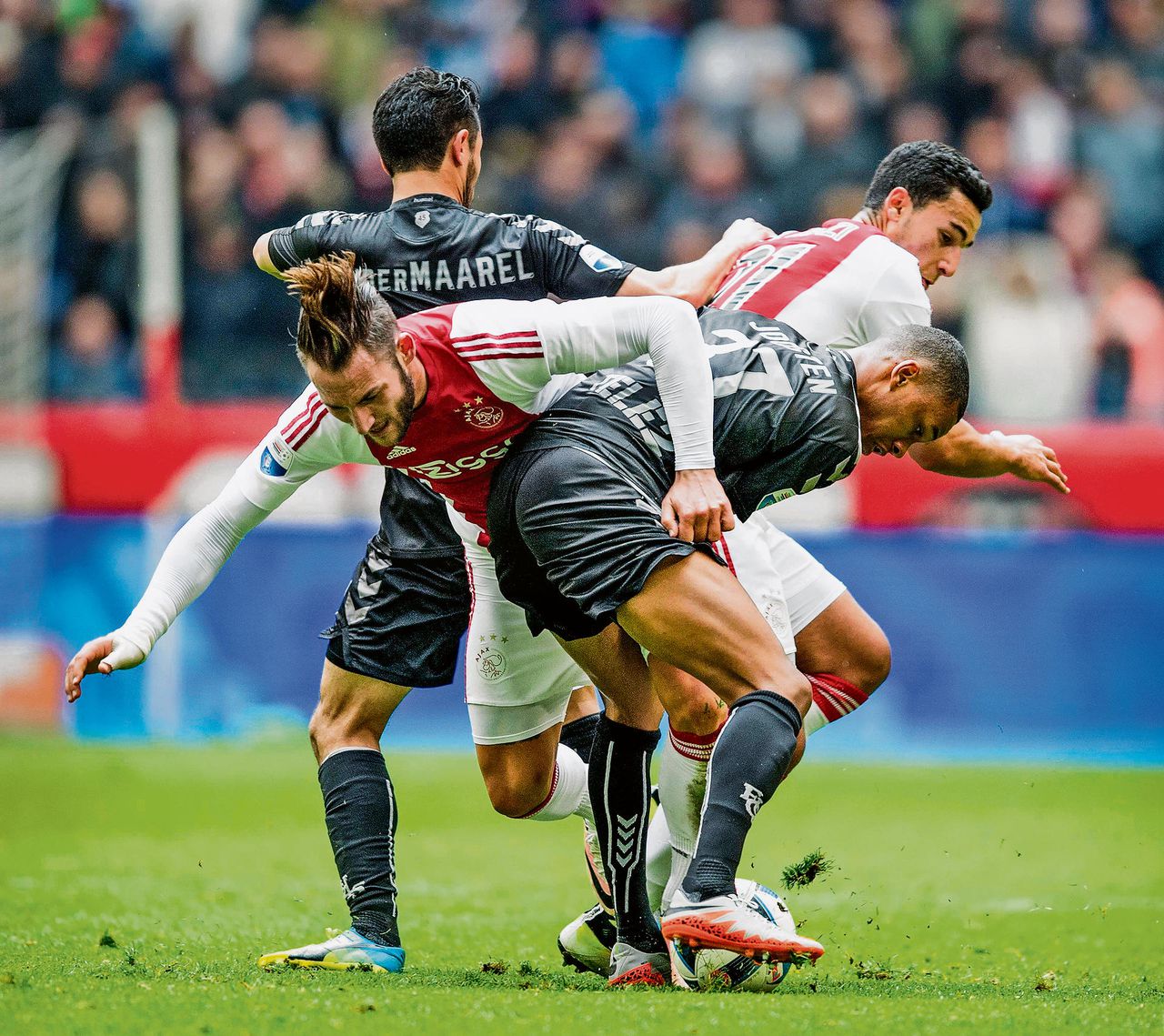Ajacieden Nemanja Gudelj, links, enAnwar El Ghazi strijden om de bal met Utrecht-spelers. Foto OLAF KRAAK/ANP