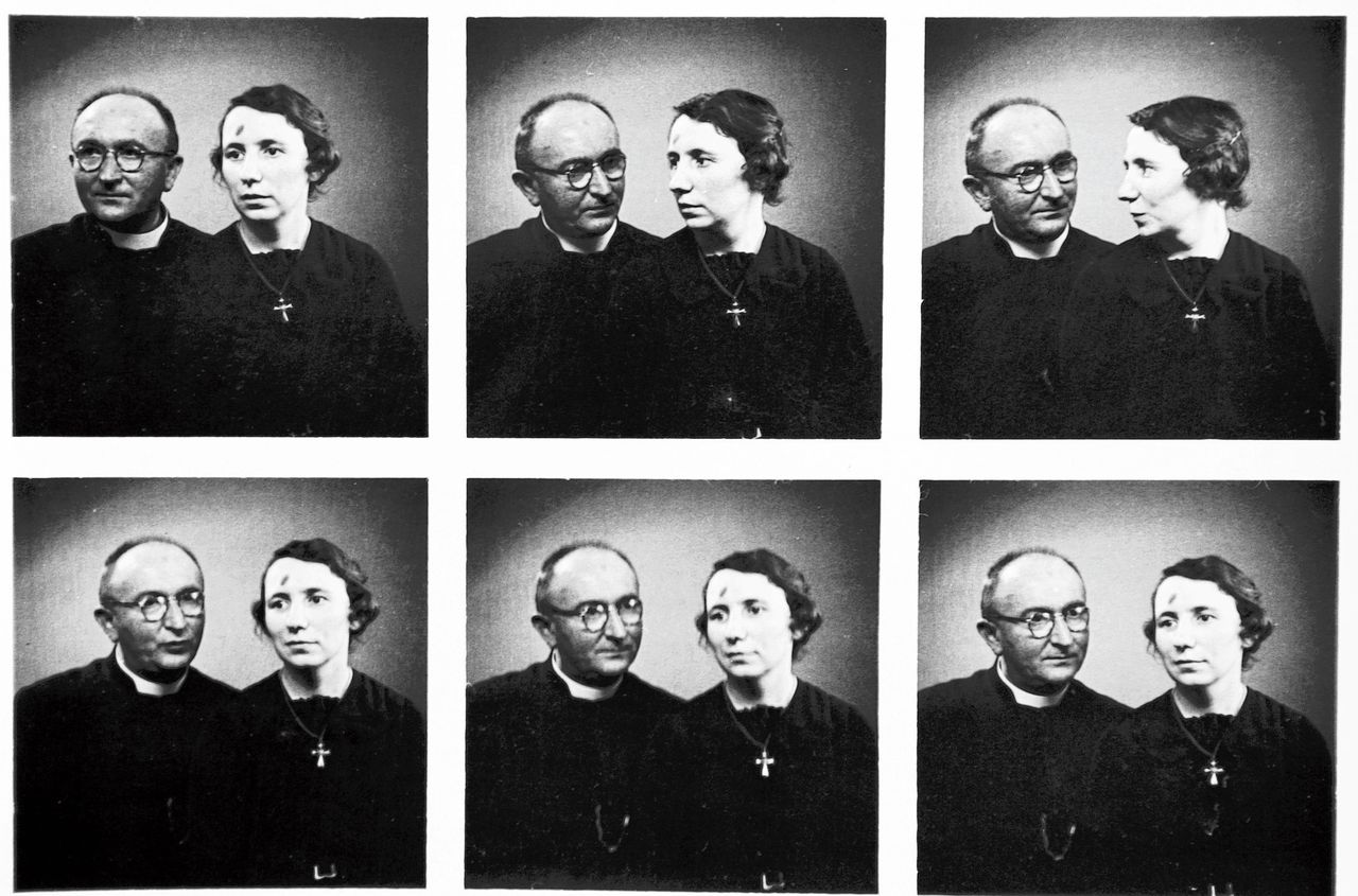 Fotoserie van Janske Gorissen en pastoor Adriaan Ermen in de studio van J.M. Mertens in Antwerpen, ca 1939.