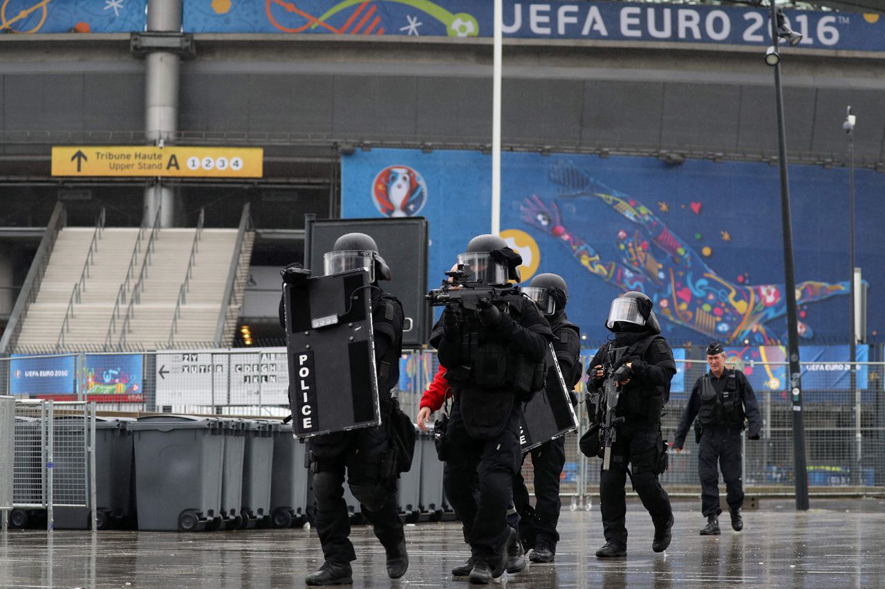 Leden van een speciale antiterreureenheid oefenen bij het stadion van Saint-Denis. Frankrijk zet 90.000 extra politiemensen in om een aanslag tijdens het EK te voorkomen.