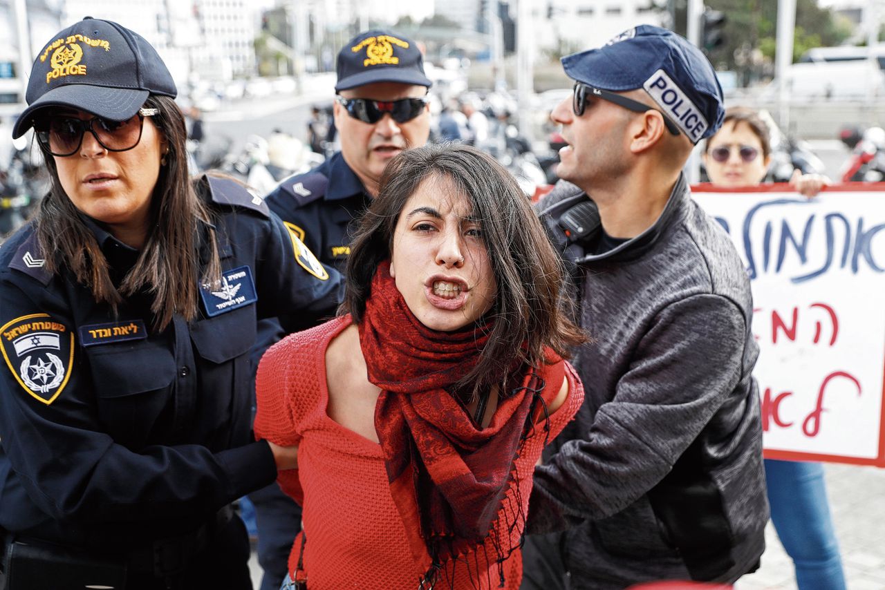 De politie in Tel Aviv voert een vrouw af die demonstreert tegen huiselijk geweld. In 2018 kwamen door dit soort geweld zeker 25 vrouwen in Israël om.