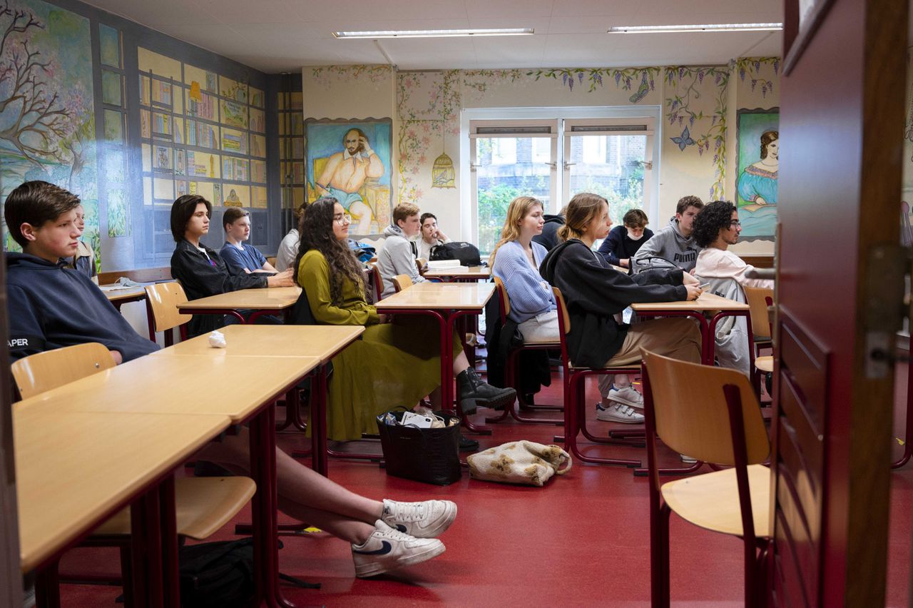 Een klaslokaal van het Amsterdams Lyceum is weer gevuld met leerlingen. 95 procent van de middelbare scholen is weer volledig open.
