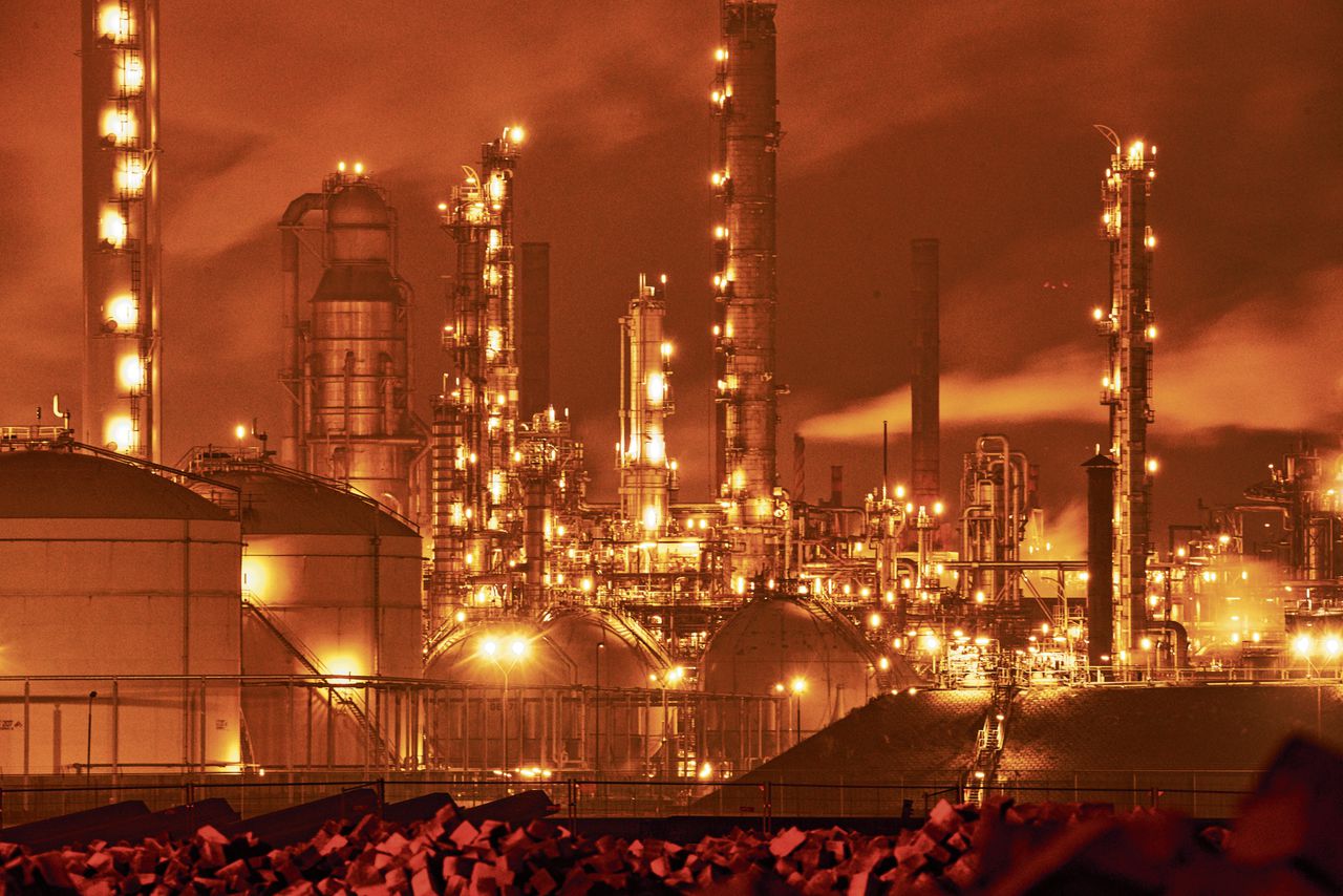 Shell Moerdijk maakt chemische producten op basis van aardolie. Het is een van de grootste chemische complexen van Nederland en Europa.