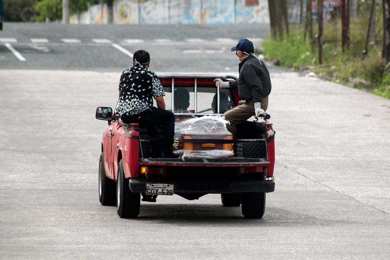 In het zwaargetroffen Ecuador wordt een Covid-slachtoffer naar een begraafplaats gebracht.