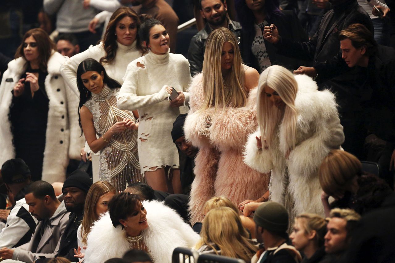 Caitlyn Jenner, Kourtney Kardashian, Kendall Jenner, Khloe Kardashian en Kim Kardashian bezoeken Kanye West’s presentatie van zijn Yeezy Season 3 collectie tijdens de New York Fashion Week in februari.