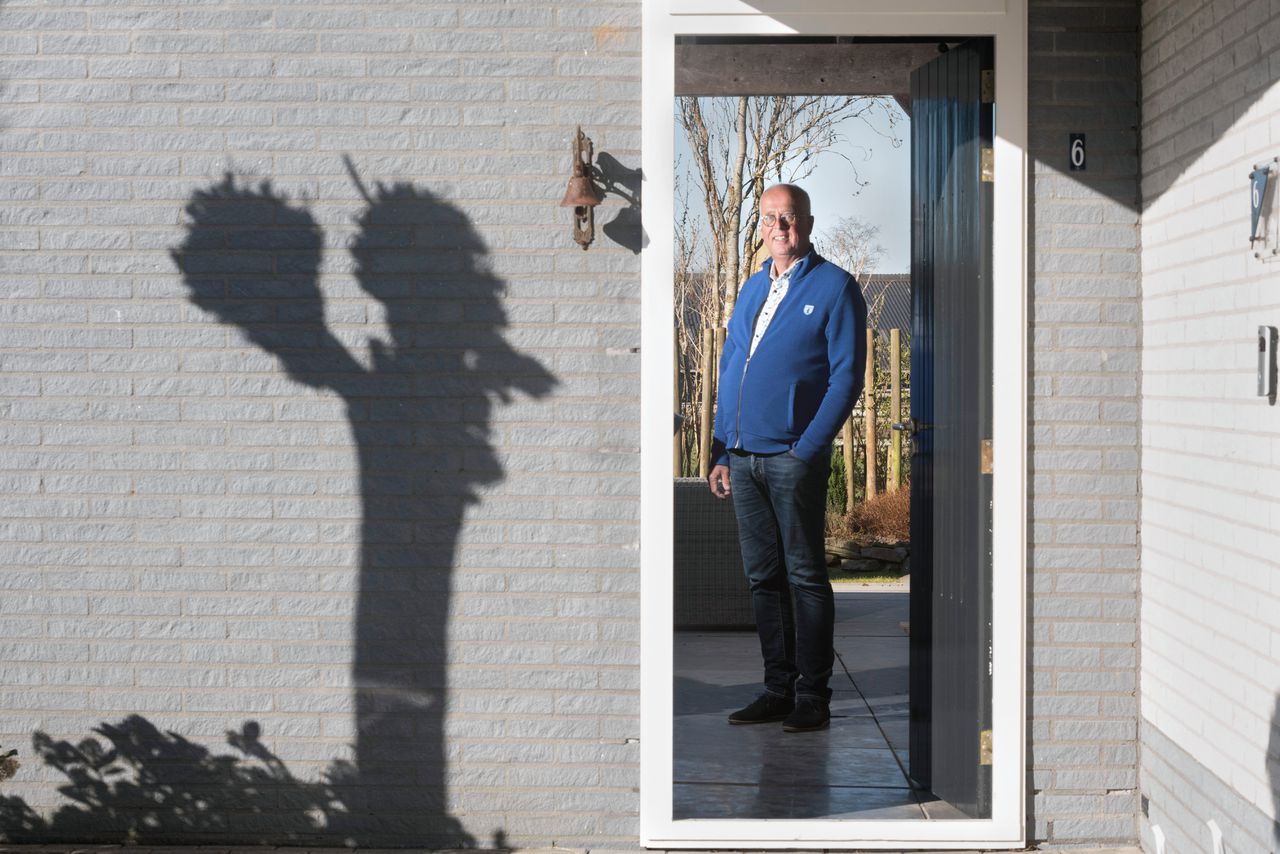 Douwe Jan Douwstra , in de opening van de deur naar de tuin en veranda. Hij wacht op zijn volgende chemokuur tegen alvleesklierkanker.