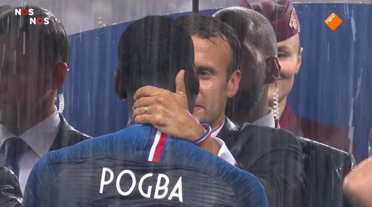 President Emmanuel Macron feliciteert voetballer Paul Pogba met het behalen van de wereldtitel.