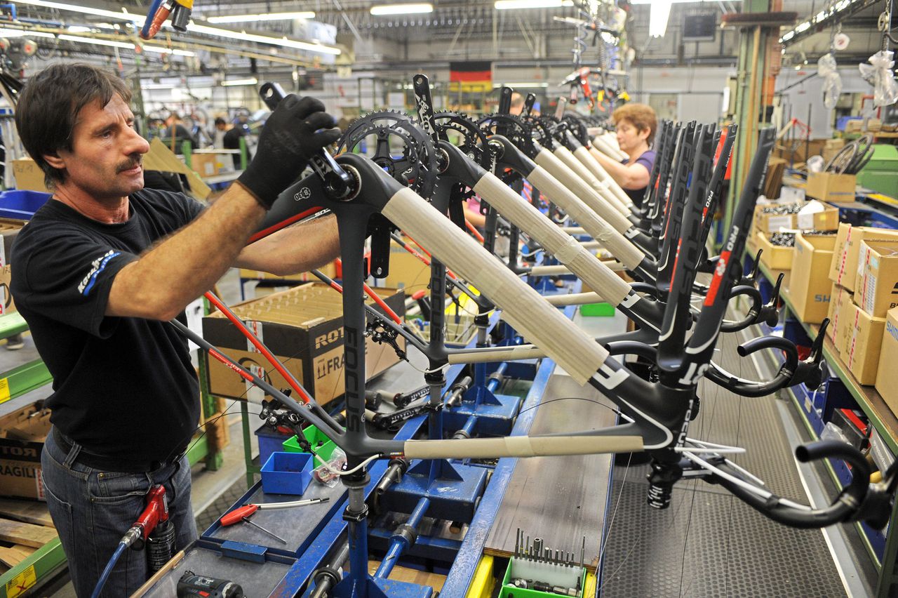 In een Duitse fabriek van Accell worden fietsen in elkaar gezet.