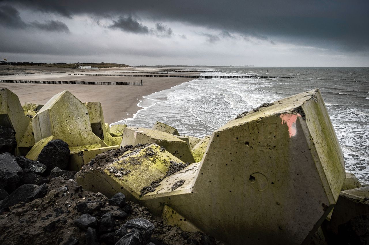 Grote betonblokken bij Cadzand-Bad moeten de kust beschermen tegen superstormen. De zeespiegel stijgt sneller dan voorzien. Het wordt volgens experts tijd om na te denken over extra maatregelen.