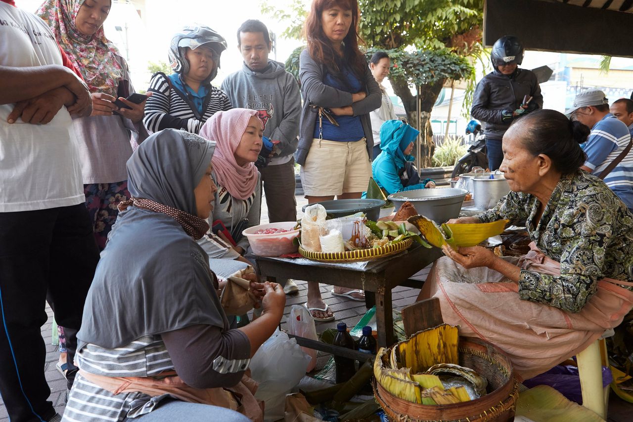 De Indonesische Mbah Satinem in Street Food (Netflix)